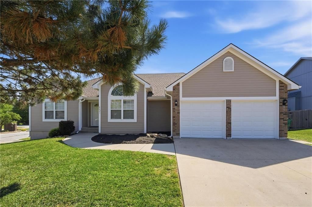 4421 SW Hillside Drive — photo 1