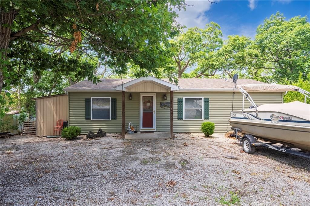 314 SE Lakeside Drive — photo 1
