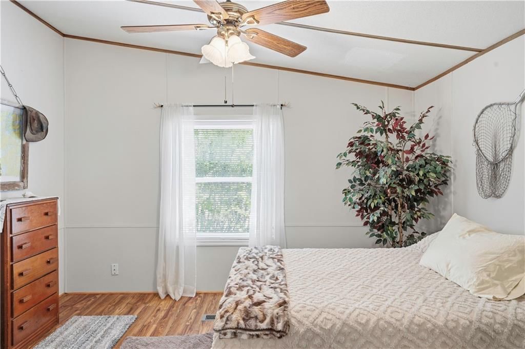 314 SE Lakeside Drive — photo 17