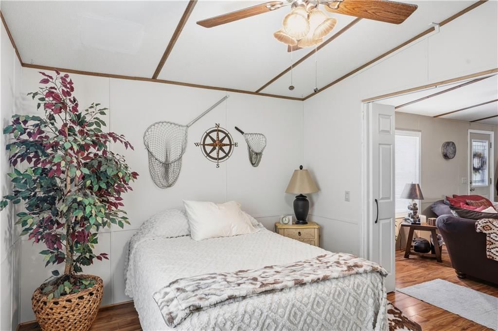 314 SE Lakeside Drive — photo 18