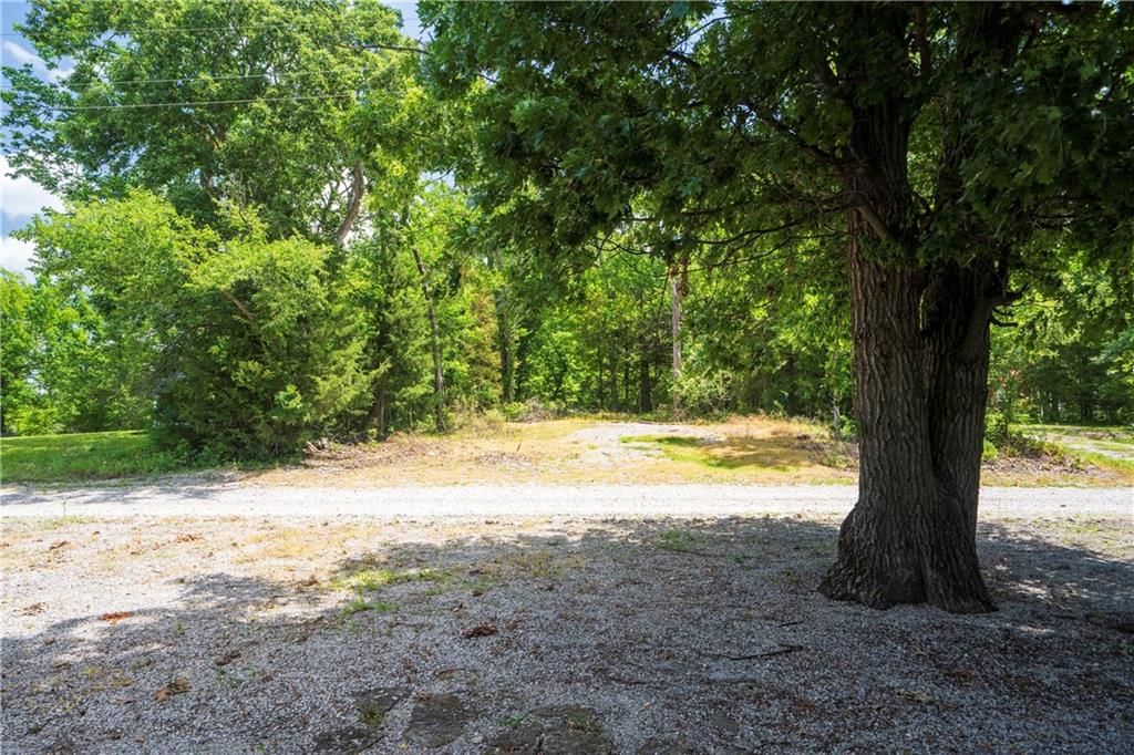 314 SE Lakeside Drive — photo 36