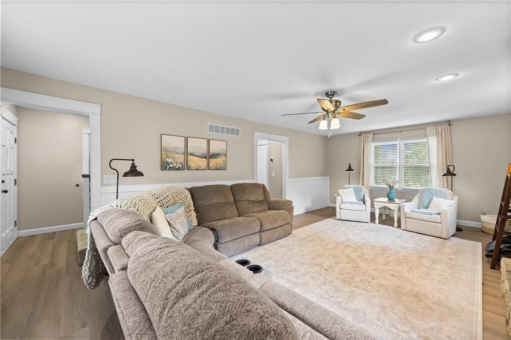 909 E Johnston Circle — photo 5