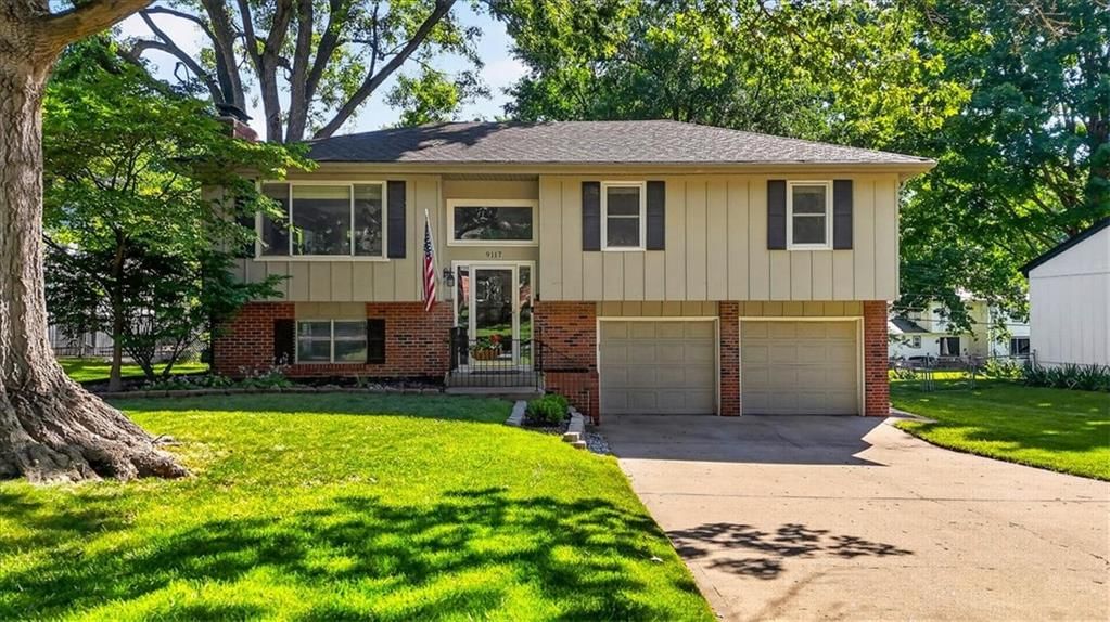 9117 Hayes Drive, Overland Park, KS