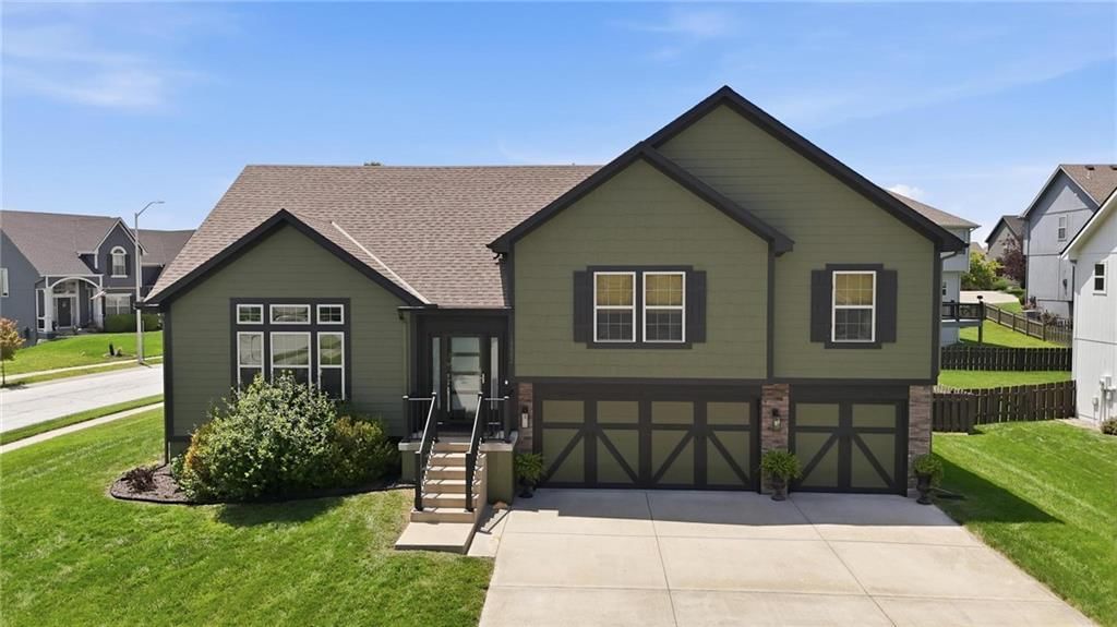 10802 N Oakland Avenue — photo 1