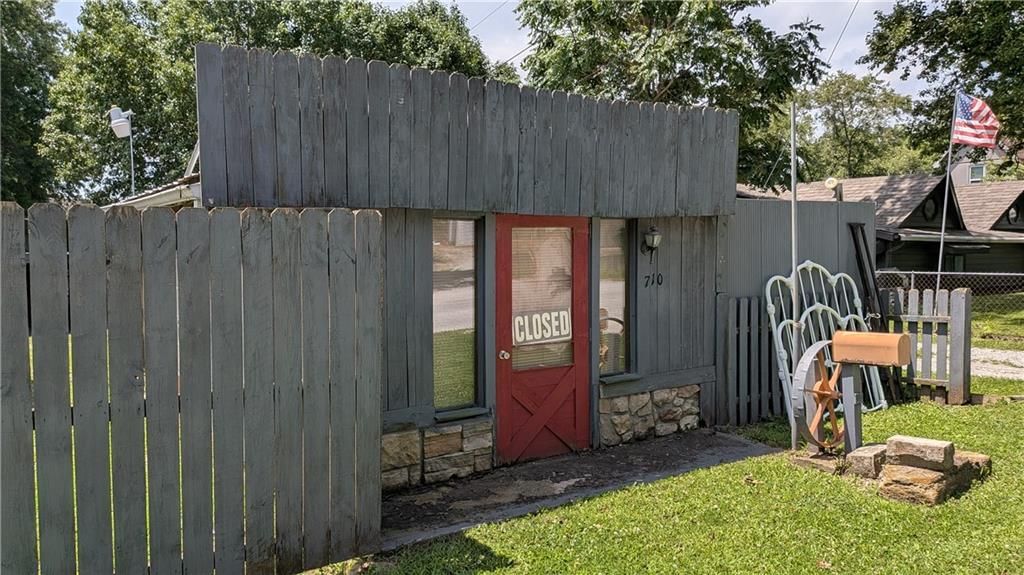 710 Locust Street — photo 1