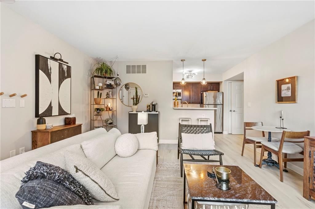 425 W 9th Street — photo 7