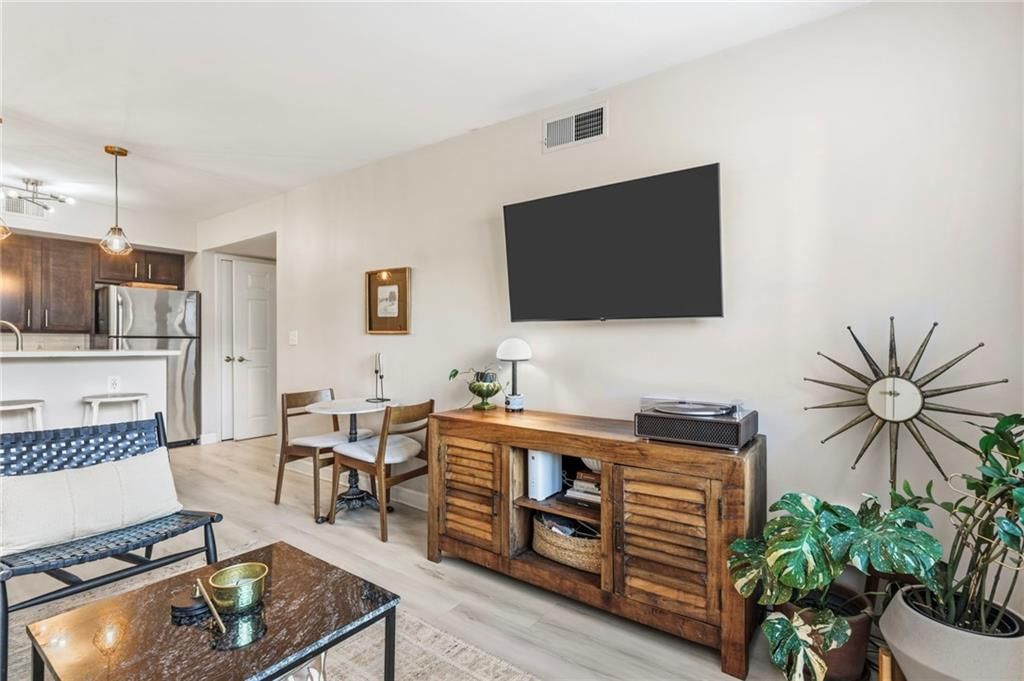 425 W 9th Street — photo 10