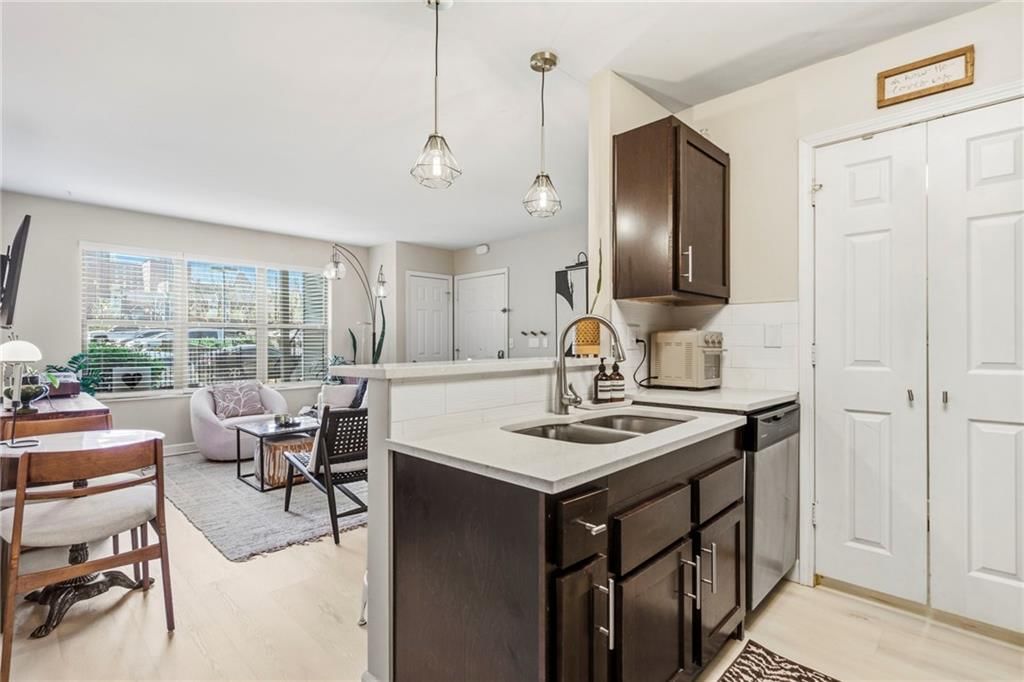 425 W 9th Street — photo 16