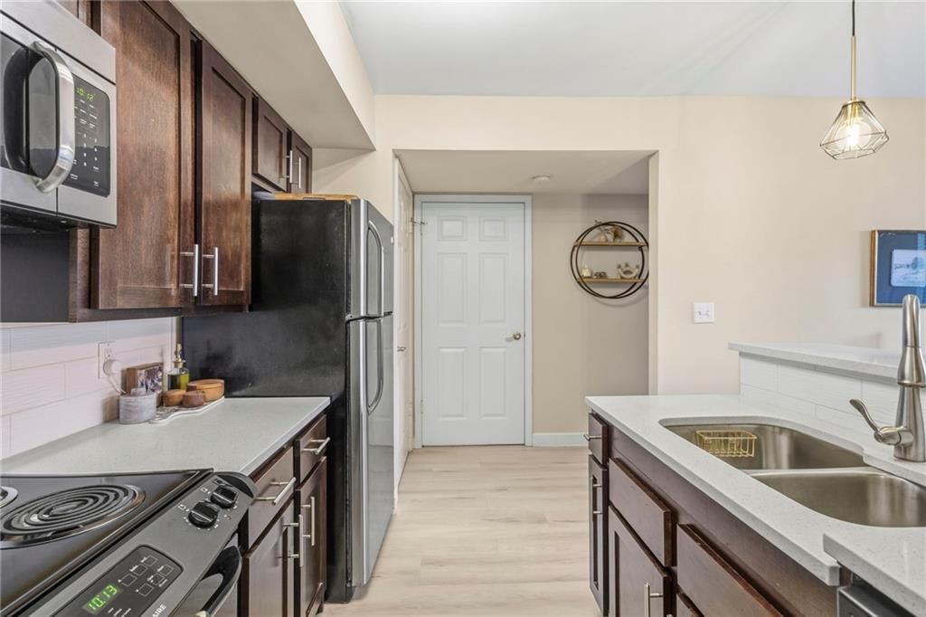 425 W 9th Street — photo 21