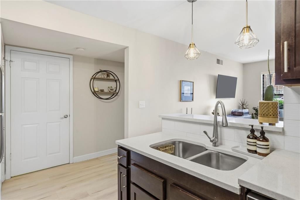 425 W 9th Street — photo 22
