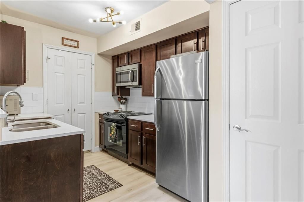 425 W 9th Street — photo 23