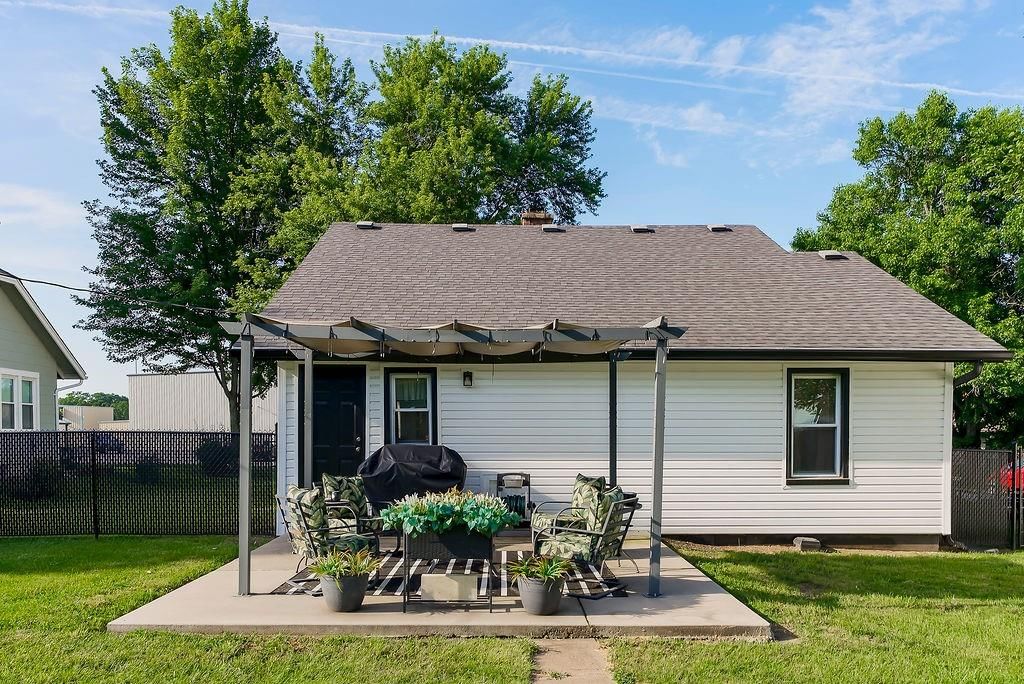 411 E Walnut Street — photo 24