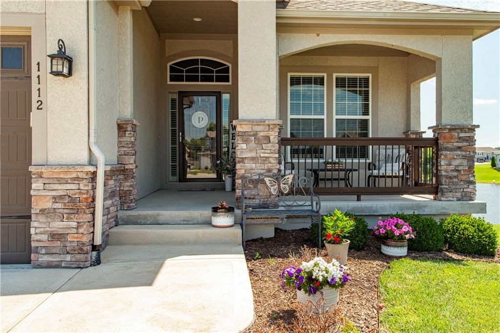 1112 SW Crabtree Circle — photo 2