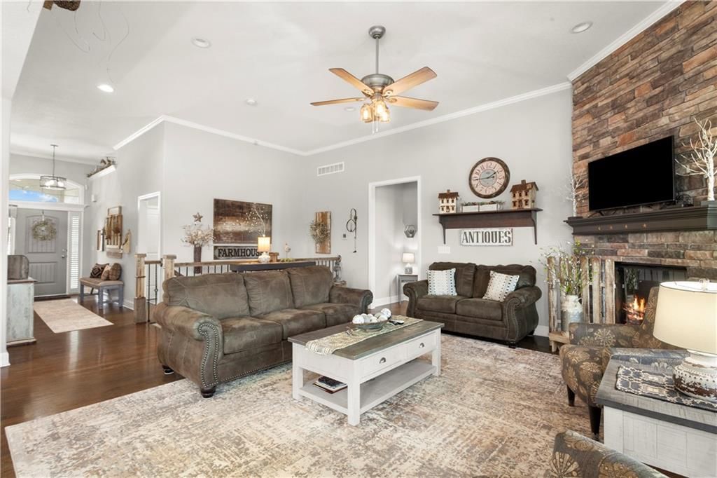 1112 SW Crabtree Circle — photo 8