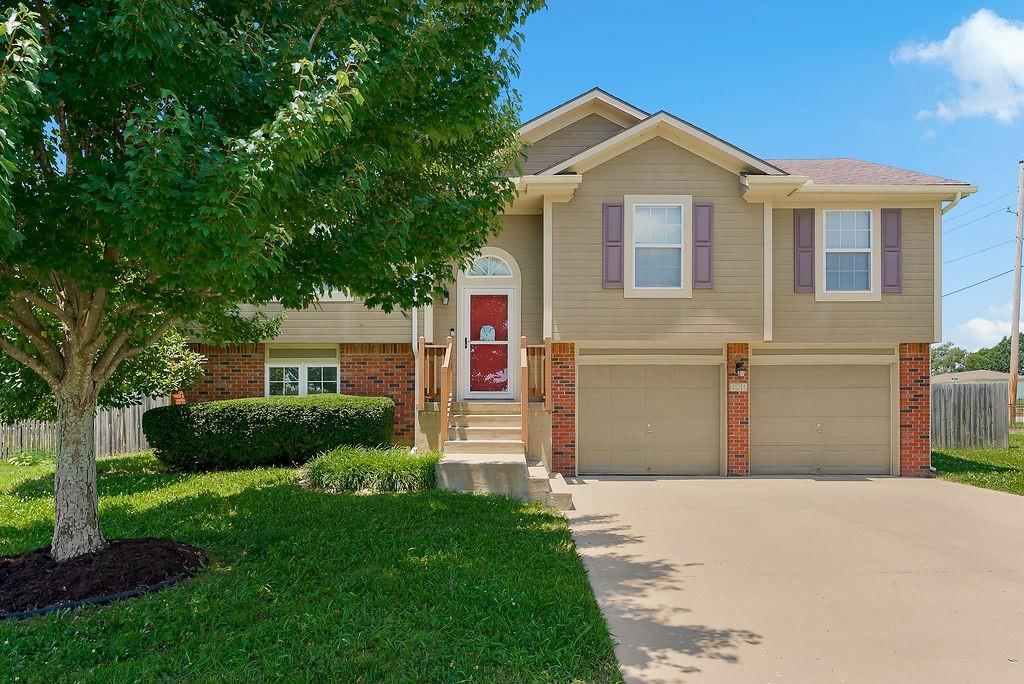 421 Golfview Drive — photo 1