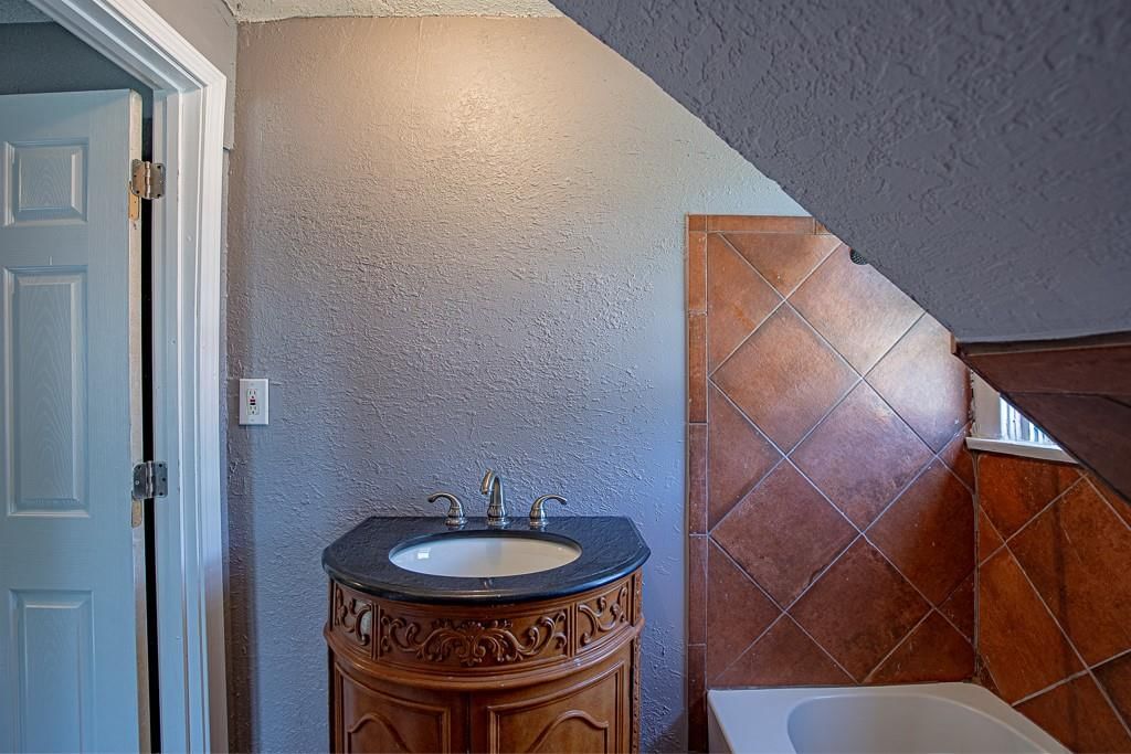 2203 E 37 Street — photo 45