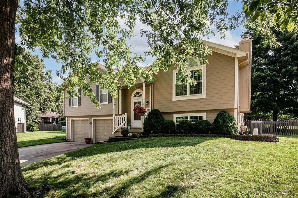 717 SE Pierre Court — photo 2