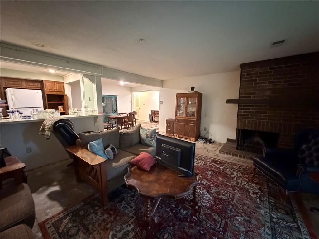 10704 Glenwood Street — photo 4