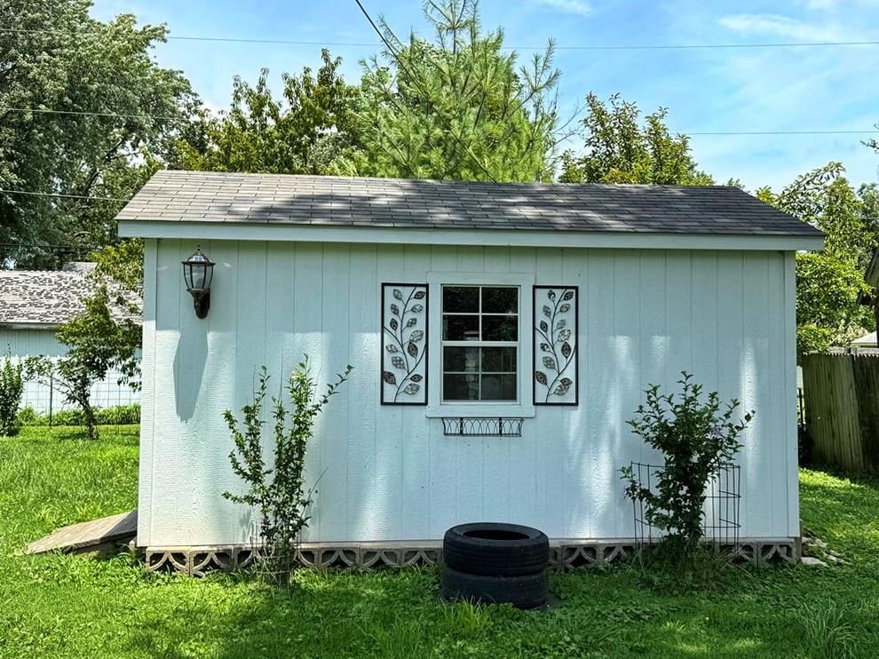 100 N Hickory Street — photo 43
