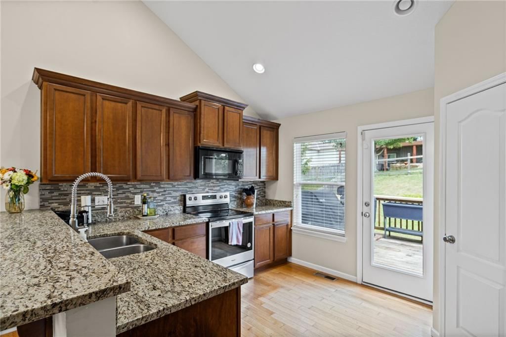10201 N Willow Avenue — photo 13