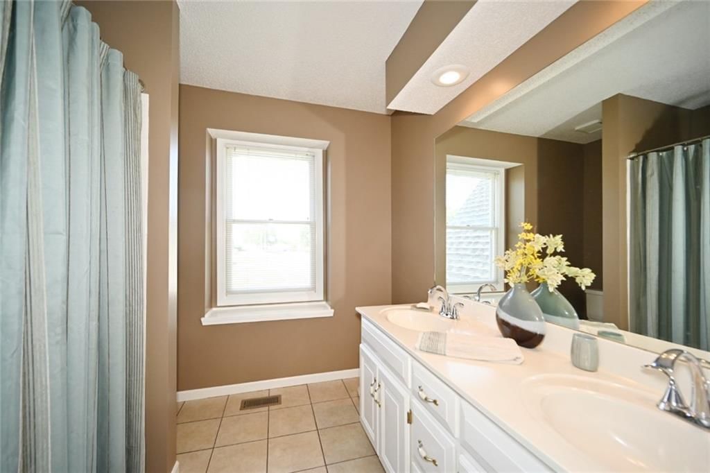 6100 N Cypress Avenue — photo 30