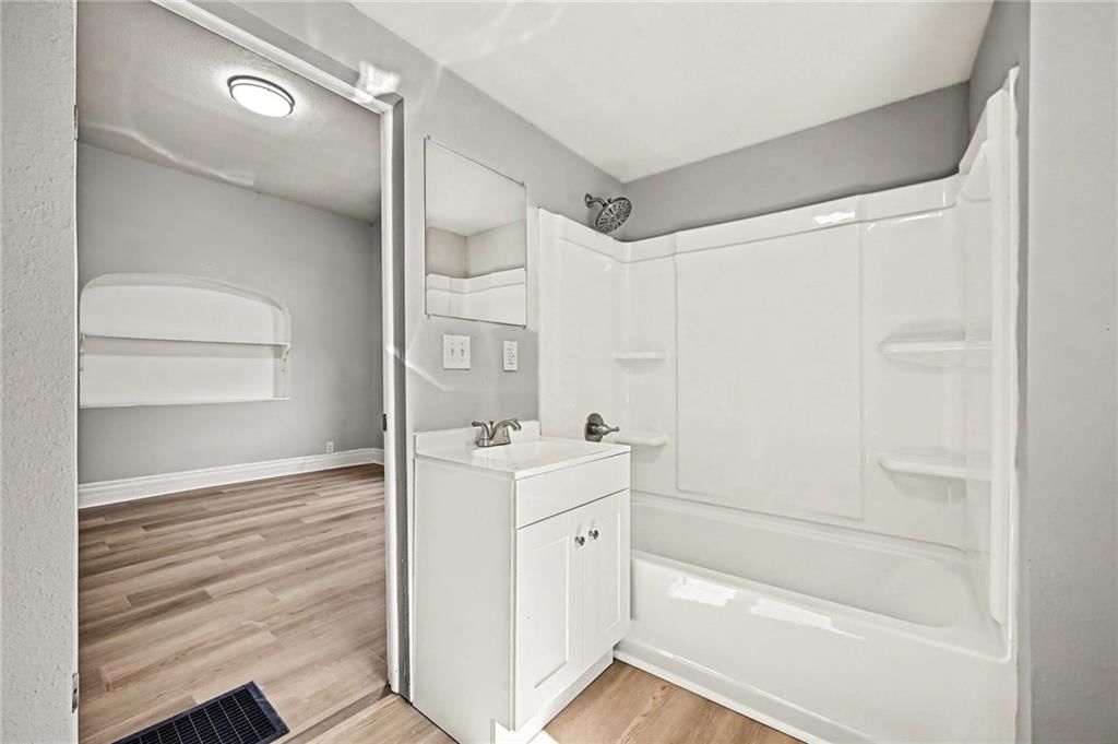 5307 Halsey Street — photo 12