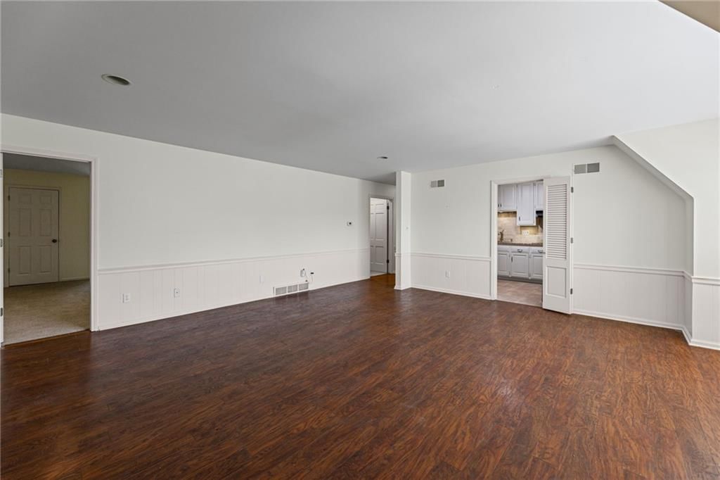 8361 SOMERSET Drive — photo 4