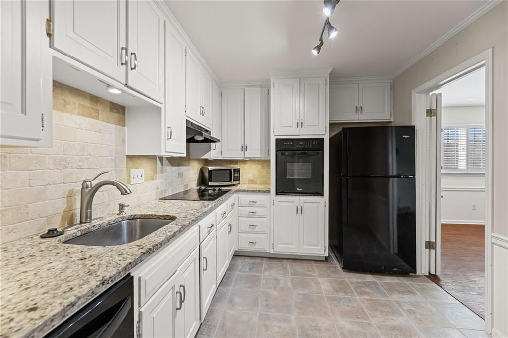 8361 SOMERSET Drive — photo 9