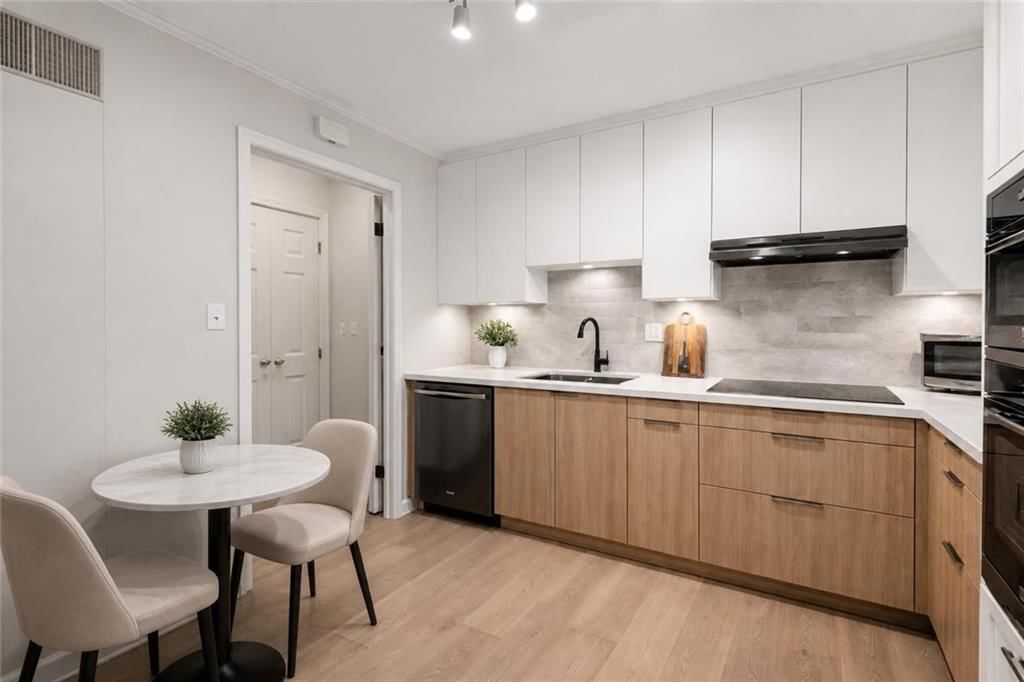 8361 SOMERSET Drive — photo 10