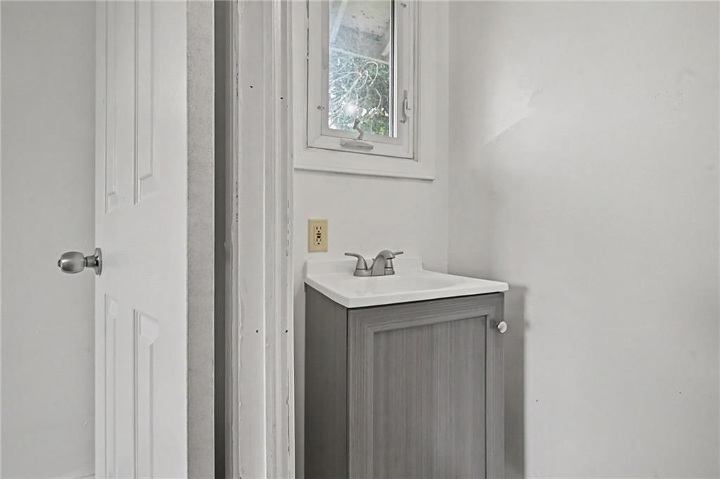 Photo 13 of 28 - 6108 N Howard Avenue, Gladstone, MO 64118