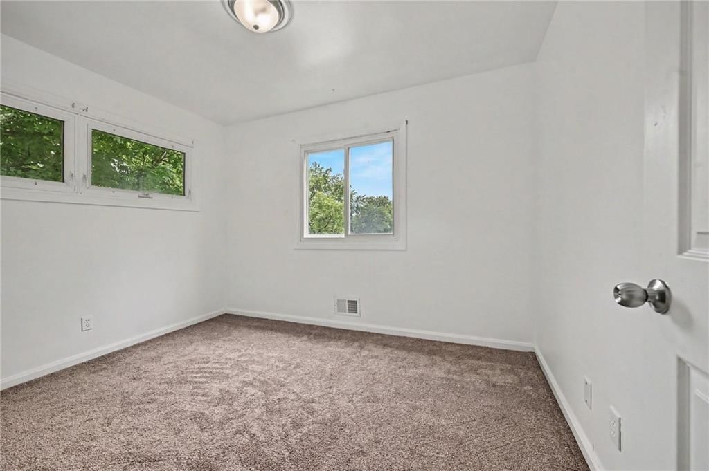 Photo 14 of 28 - 6108 N Howard Avenue, Gladstone, MO 64118
