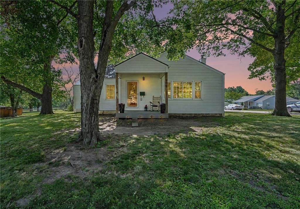 909 Pawnee Drive, Paola, KS: listing photo 3
