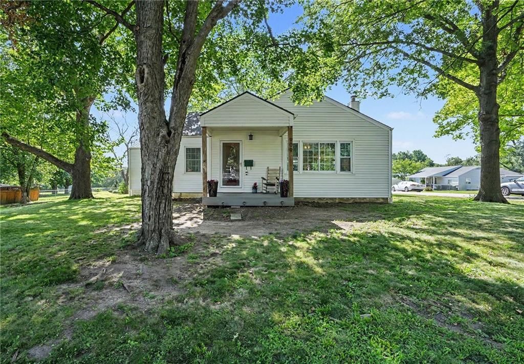 909 Pawnee Drive, Paola, KS: listing photo 2