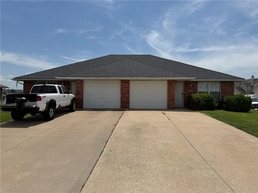 165 & 167 NW Woodbury Drive — photo 1