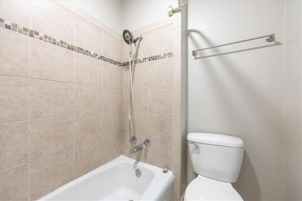809 W 40th Street — photo 12