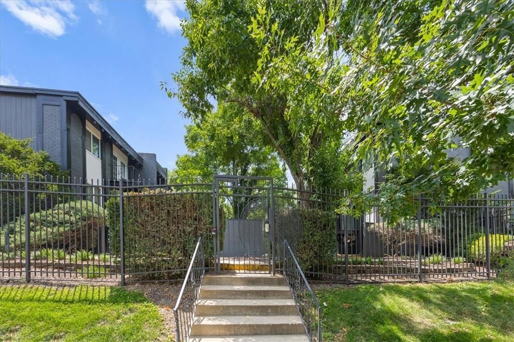 809 W 40th Street — photo 16
