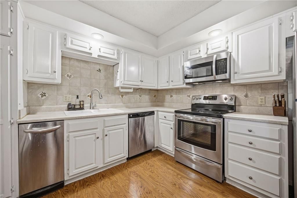 10704 Glenwood Street — photo 5