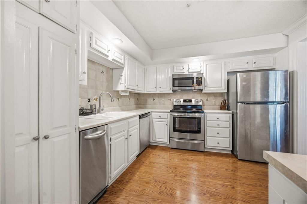 10704 Glenwood Street — photo 7