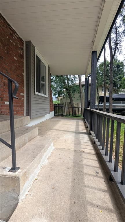 2005 N Plymouth Road — photo 3