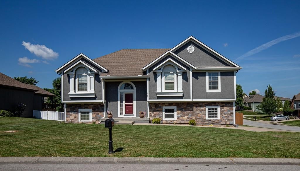 1000 SW Redbud Circle — photo 1