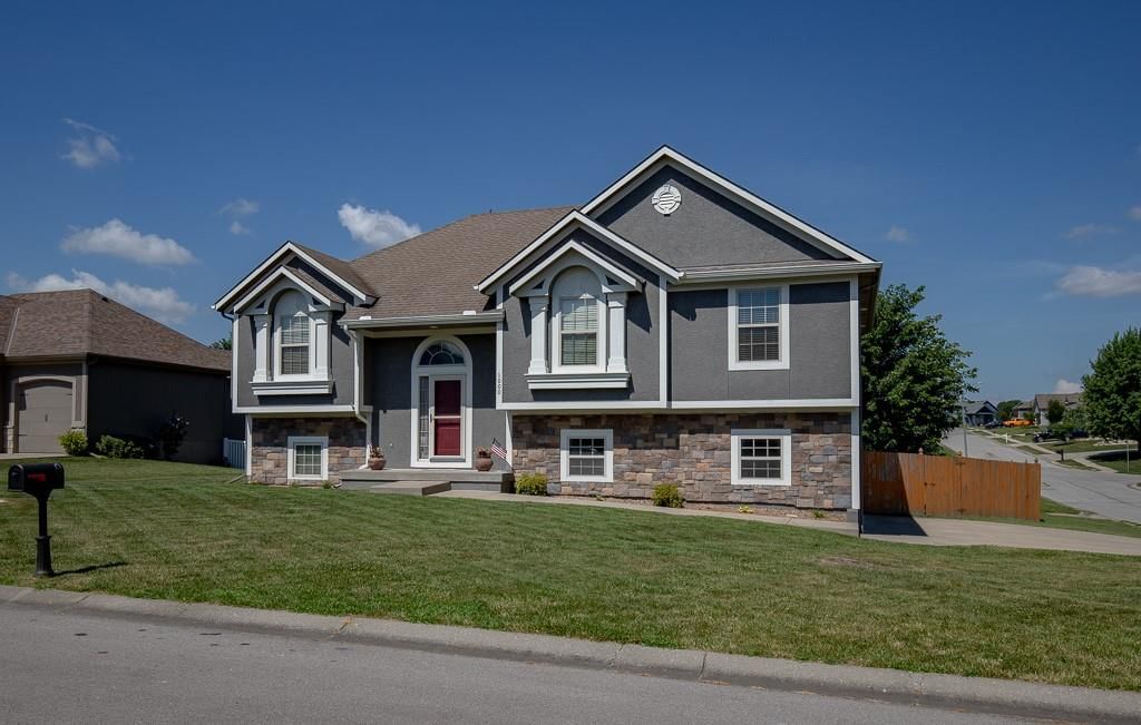1000 SW Redbud Circle — photo 2