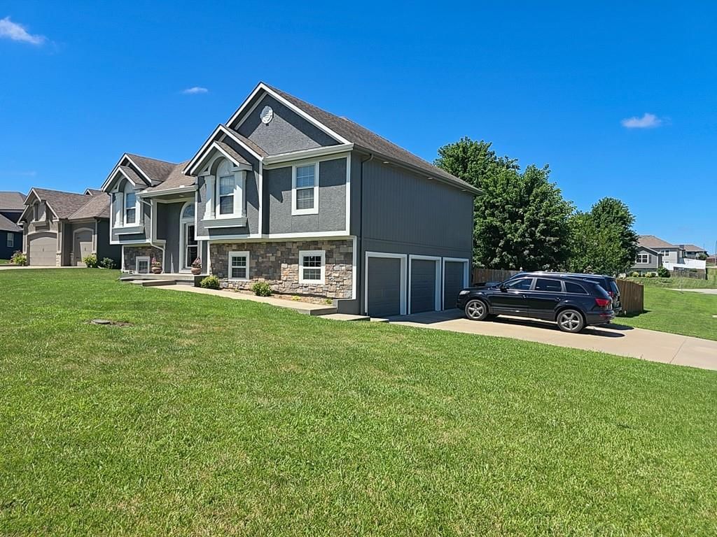 1000 SW Redbud Circle — photo 3