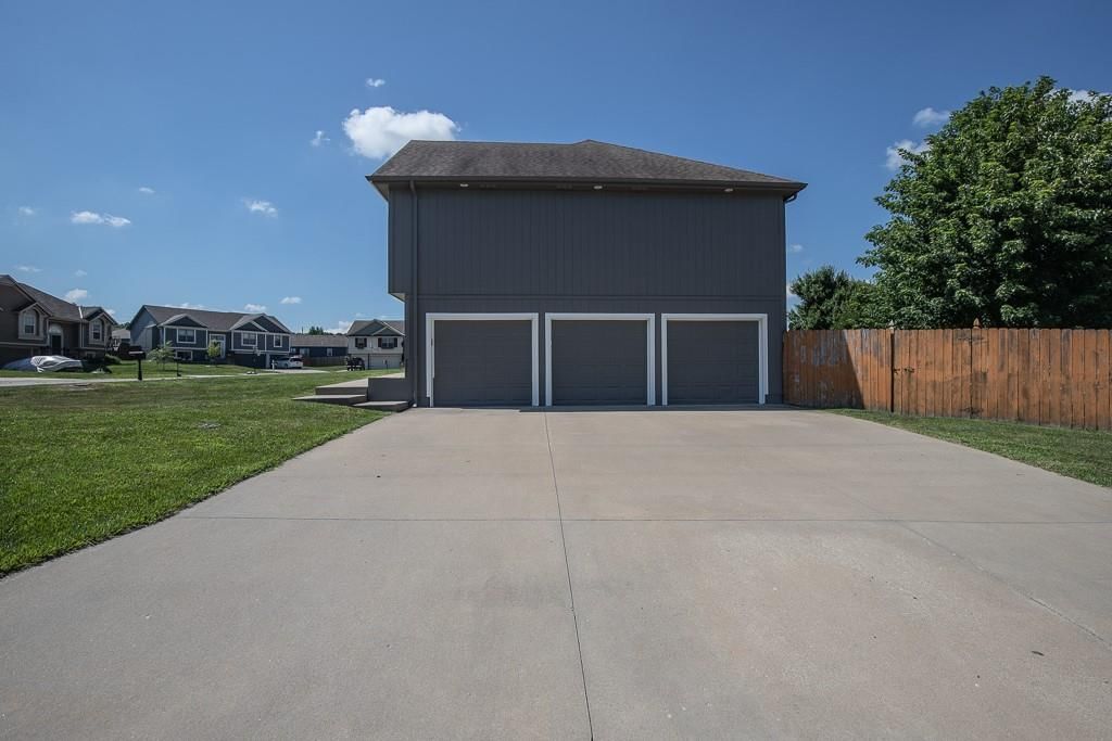 1000 SW Redbud Circle — photo 4