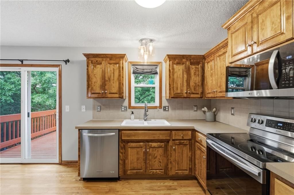 7152 Woodstock Street — photo 9