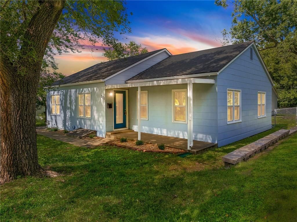 205 N Independence Street — photo 1