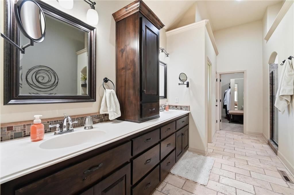 10607 N Hedges Street — photo 36