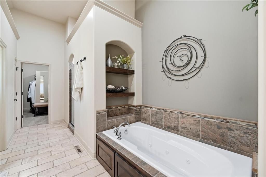 10607 N Hedges Street — photo 37