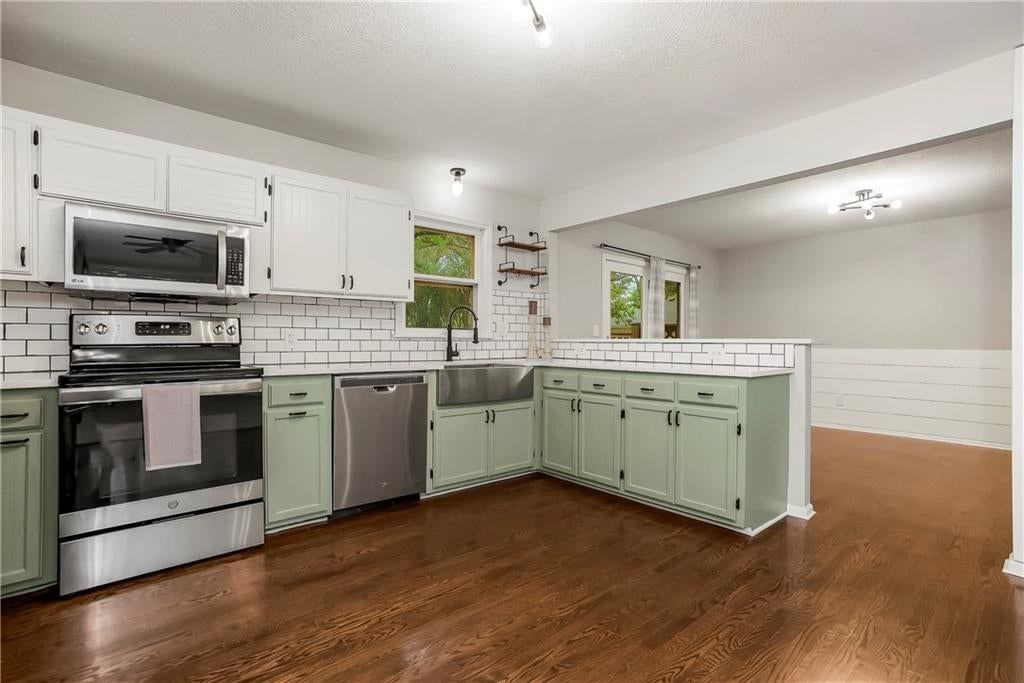 305 S Berkley Street — photo 8