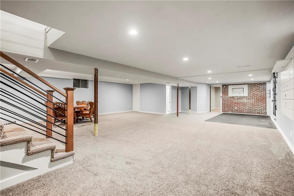 305 S Berkley Street — photo 33