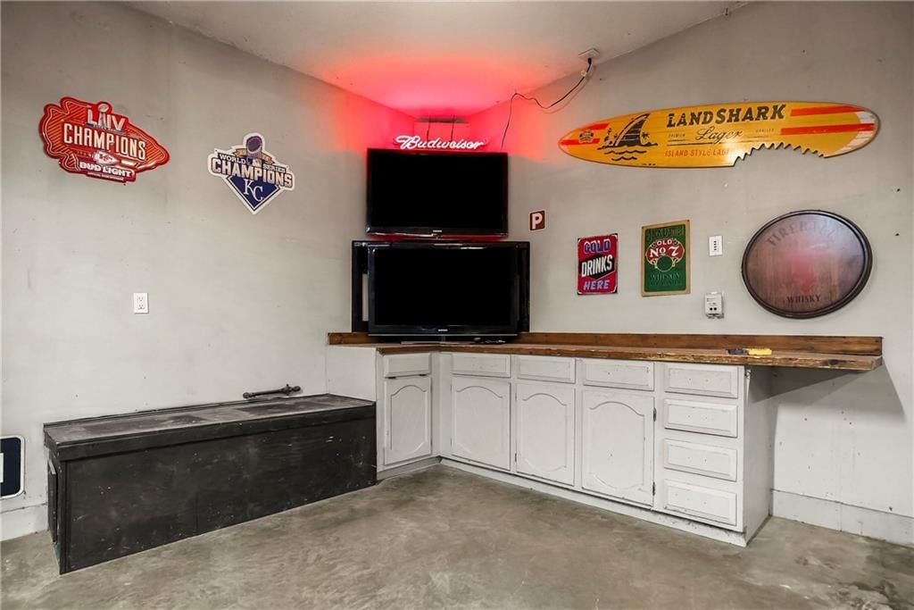 305 S Berkley Street — photo 42